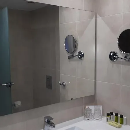 Ξενοδοχείο με διαμερίσματα Karousos