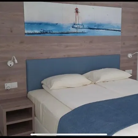 Aparthotel Karousos *